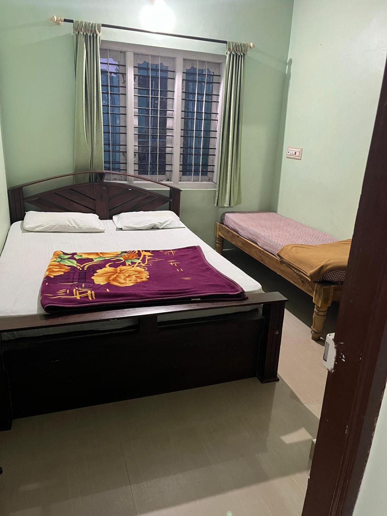 מדיקרי Eshwarkrupa Homestay מראה חיצוני תמונה