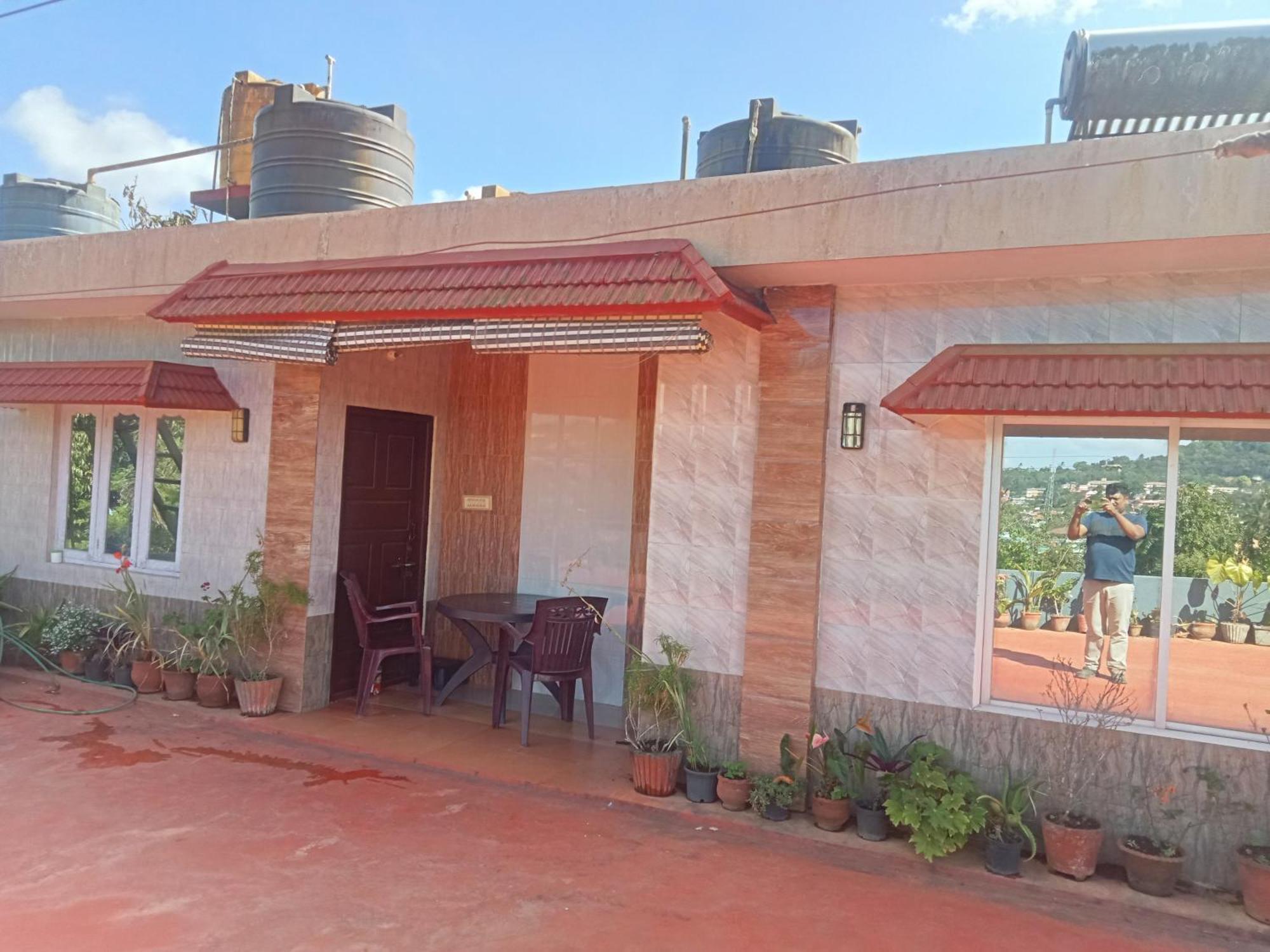 מדיקרי Eshwarkrupa Homestay מראה חיצוני תמונה
