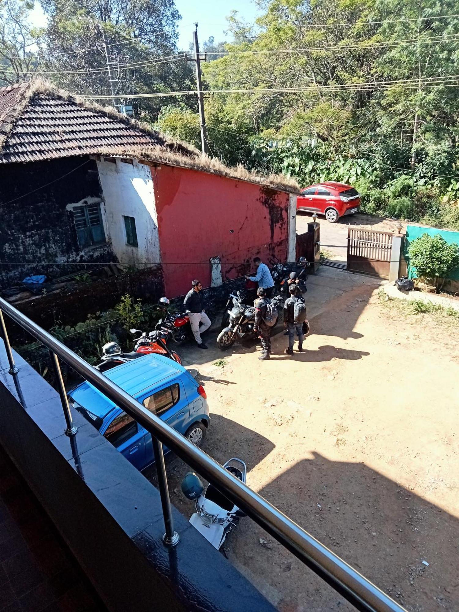 מדיקרי Eshwarkrupa Homestay מראה חיצוני תמונה
